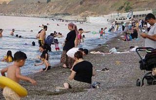Sıcaktan bunalanlar Van Gölü’nde yüzerek serinliyor