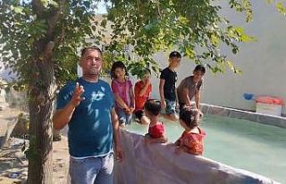 Sıcaktan denize giremeyen çocuklara römorkta havuz...