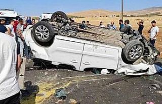 Siirt’te refüje çarparak takla atan araç ters...