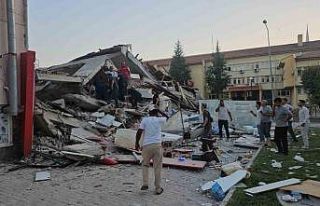 Sındırgı depremi kurtarma çalışmaları ve yıkılan...