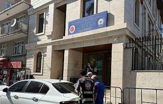 Sokak ortasında kavgaya tutuşarak ambulansa yol...