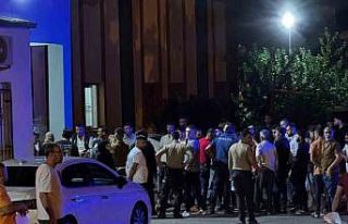 Sokak ortasında saldırıya uğrayan genç hayatını...