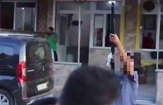 Sokak röportajı sırasında havaya ateş açan çocuk...