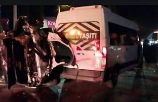 Söke’de servis minibüsü ile otomobil çarpıştı:...