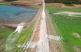 Sular çekildi karayolu ortaya çıktı