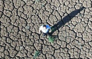 Sular çekildi, kuraklık göleti çorak araziye dönüştürdü