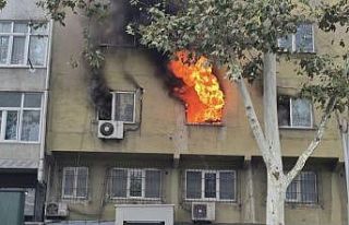 Sultangazi’de 7 katlı iş merkezinde korkutan yangın