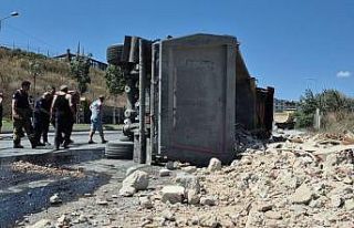 Sultangazi’de hafriyat yüklü tır devrildi: 1...