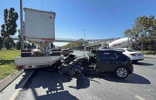 Sultangazi’de otomobil, yol kenarında duran vinçe...