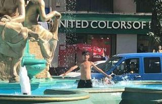 Süs havuzunda eğlenen çocuk kameraya kaydedildiğini...