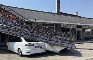 Susurluk’ta park halindeki araçların üzerine...