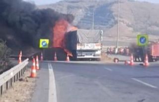 TAG Otoyolu’nda arpa yüklü tır yandı, sürücü...