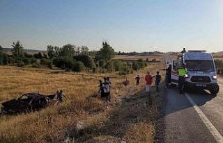 Takla atan otomobil tarlaya uçtu: 1’i ağır 5...