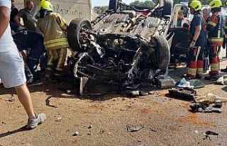 Takla atan otomobilde sıkışan 2 kişiyi itfaiye...