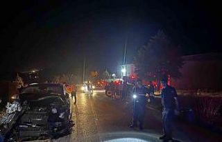 Tali yoldan çıkan traktörle çarpışan araç hurdaya...