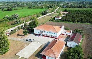 Taraftarlar okulu kırmızı-beyaza boyadı