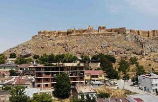 Tarihi Bayburt Kalesi’nin önünde yükselen binaya...