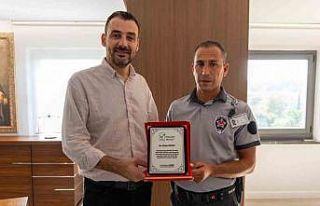 Tarihi köprüden atlama girişimine engel olan güvenlik...