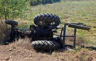 Tarlasına giderken devrilen traktörünün altında...