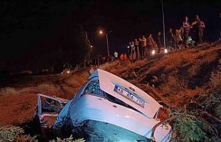 Tarlaya uçan otomobil hurdaya döndü: 1 ölü, 1...