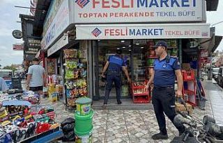Tarsus’ta kaldırımları işgal eden tezgahlar...