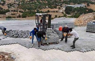 Tarsus’ta mahallelerin yolları kilit parkeyle yenileniyor