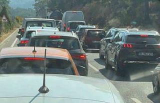 Tatilciler Marmaris girişinde yoğunluk oluşturdu