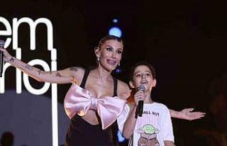 Tavas Zeybek Festivalinde İrem Derici fırtınası...