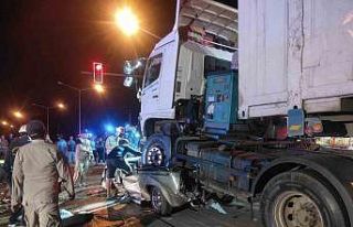 Tayland’da tır kırmızı ışıkta bekleyen araçları...