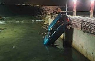 Tekirdağ’da otomobil su kanalında asılı kaldı:...