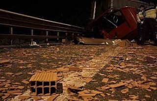 TEM’de tuğla yüklü tıra çarpan tır, hurdaya...