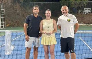 Tenis turnuvasında şampiyon olanlar halıyı kaptı