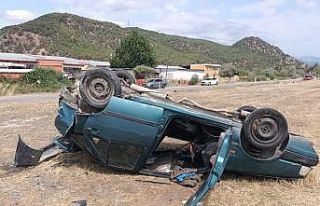 Ters dönen otomobilden sağ kurtuldu