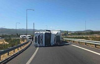 Tır devrildi; otoyol kavşağı kapandı