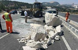 Tırdan düşen mermer bloğuna çarpan otomobilin...