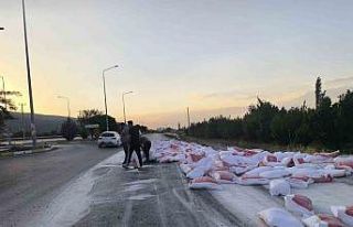 Tırın lastiği patladı un çuvalları yola savruldu