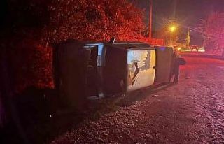 Tofaş Fiat otomobil yan yattı, sürücü olay yerinden...