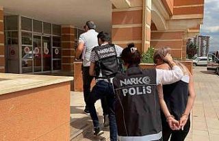 Trafik ekibinin durdurduğu motosikletteki şahısların...