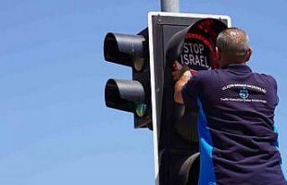 Trafik ışıklarına yerleştirilen "Free Gaza"...