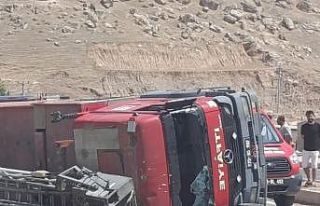 Trafik kazası geçiren itfaiye erleri yaralı halde...