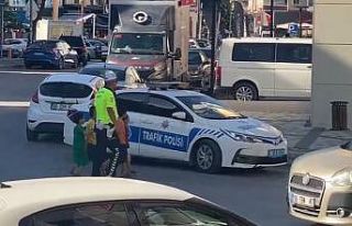 Trafik polisinden yürek ısıtan görüntü