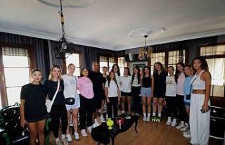 Turgutlu Belediyesi Kadın Voleybol Takımı sezonun...