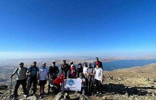 Türk Bayrağı Hazarbaba Dağı zirvesinde dalgalandı