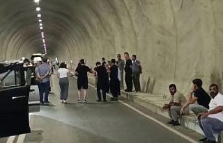 Uluslararası yol saatlerce kapandı: Vatandaşlar...