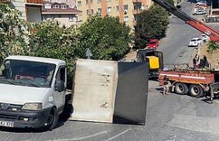 Ümraniye’de jeneratör yüklü kamyon kaza yaptı
