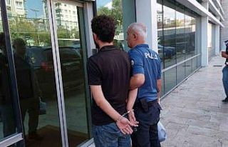 Uyarıya sinirlenen mühendis bekçilere saldırdı