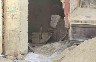 Üzerine kum dolu inşaat kovası düşen işçi ağır...