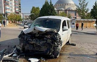 Vakaya giden sivil ekip aracı ile otomobil çarpıştı:...