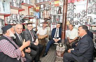Vali Çiftçi, Kavaflar çarşısı esnafını ziyaret...