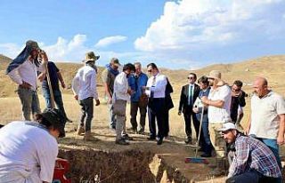 Vali Karakaya, Karçınbaşı kazı alanında incelemelerde...